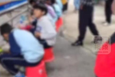 学生自带饭要蹲教室外吃?官方回应